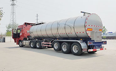 天潤(rùn)新東鮮奶運(yùn)輸車：確保每一滴牛奶安全醇鮮